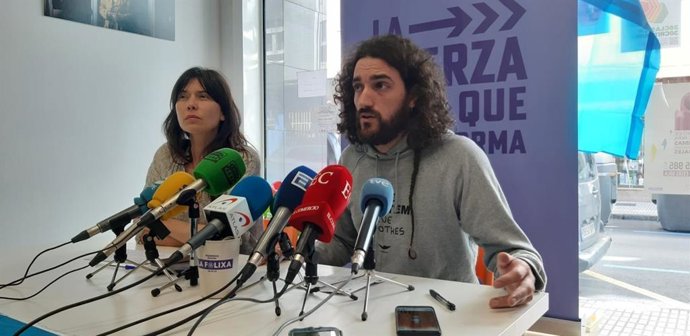 El número 4 en la candidatura de Podemos Asturies más votada por la militancia en las primarias y que ha sido excluido en la lista finalmente inscrita en la Junta Electoral, Jorge Fernández, junto a la número 3 de la lista autonómica, Laura Tuero