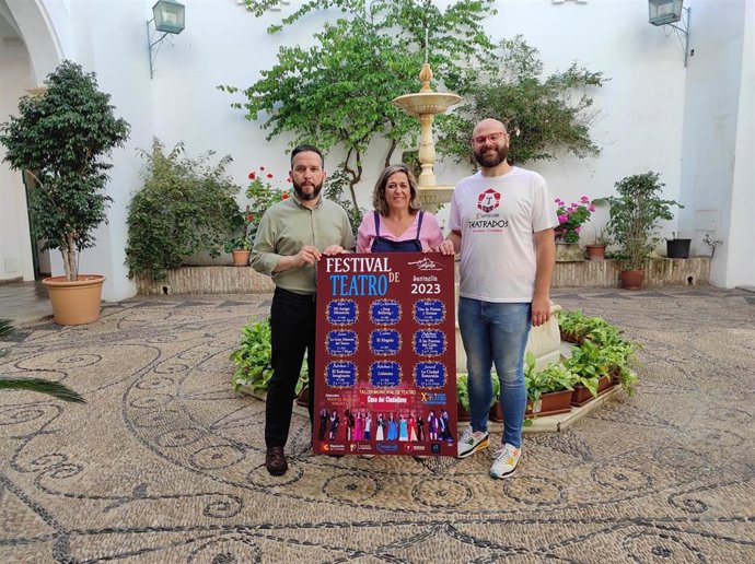 La delegada de Cultura de la Diputación de Córdoba, Salud Navajas, en la presentación del Festival de Teatro de Santaella.