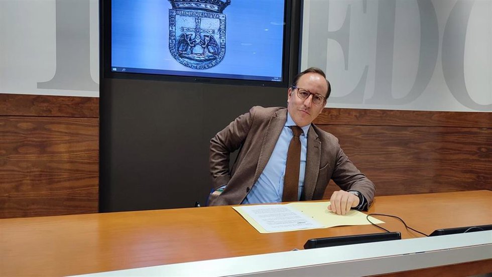 El portavoz del PP en el Ayuntamiento de Oviedo, Mario Arias, en rueda de prensa.