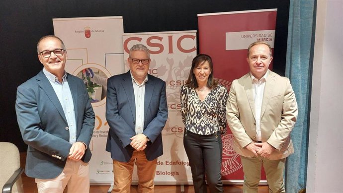 El director del Imida, Andrés Martínez, a la derecha, durante la inauguración III International Symposium on Beverage Crops.