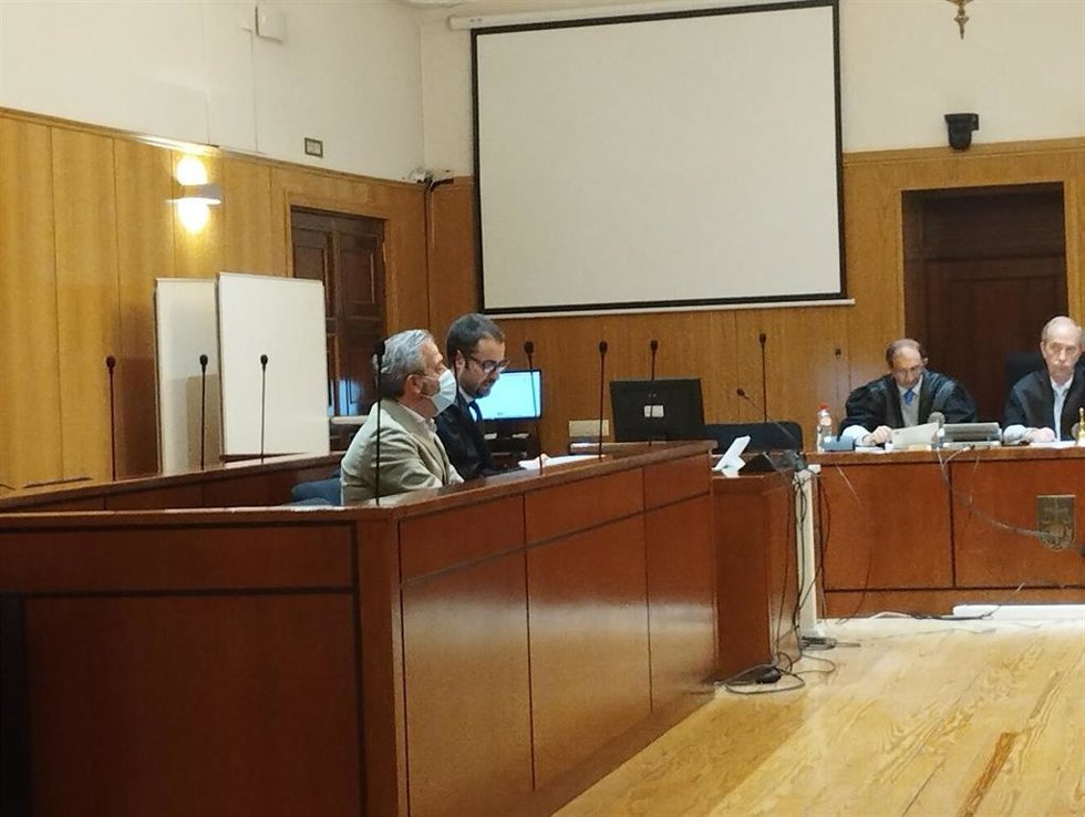 El bodeguero encausado junto a su abogado defensor en la Audiencia de Valladolid.