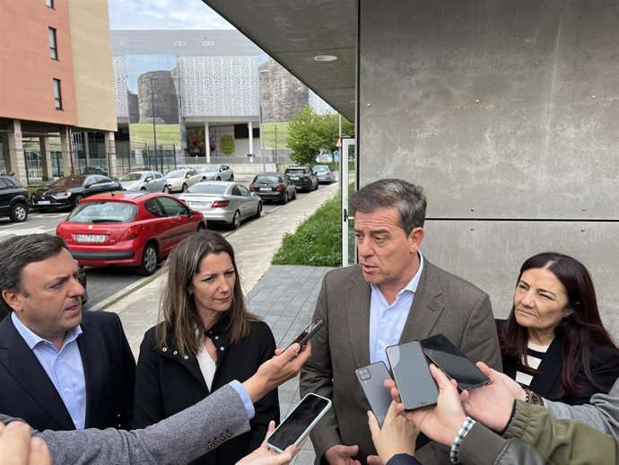 El delegado del Gobierno en Galicia, José Ramón Gómez Besteiro, en un acto junto, entre otras autoridades, el presidente de la Diputación de A Coruña, Valentín González Formoso, y  la alcaldesa de Lugo, Lara Méndez
