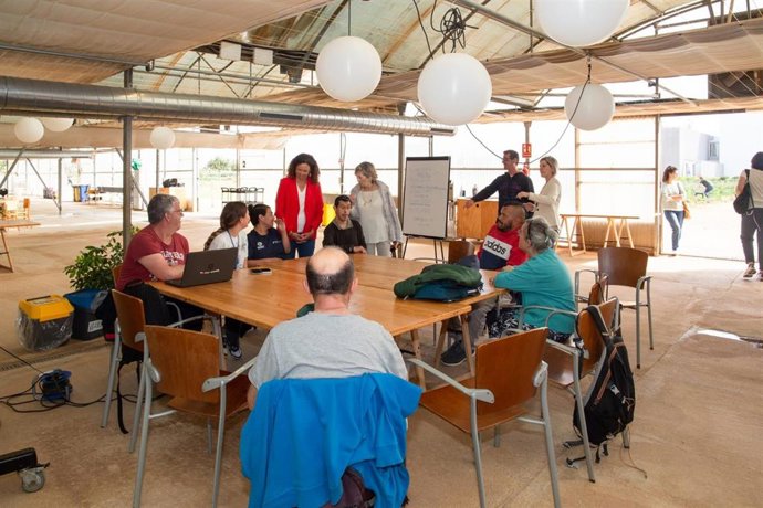 La presidenta del Consell de Mallorca, Catalina Cladera, y la consellera de Derechos Sociales y presidenta del IMAS, Sofia Alonso, visitando en Casa Weyler los talleres ocupacionales que Esment tiene concertados con el IMAS