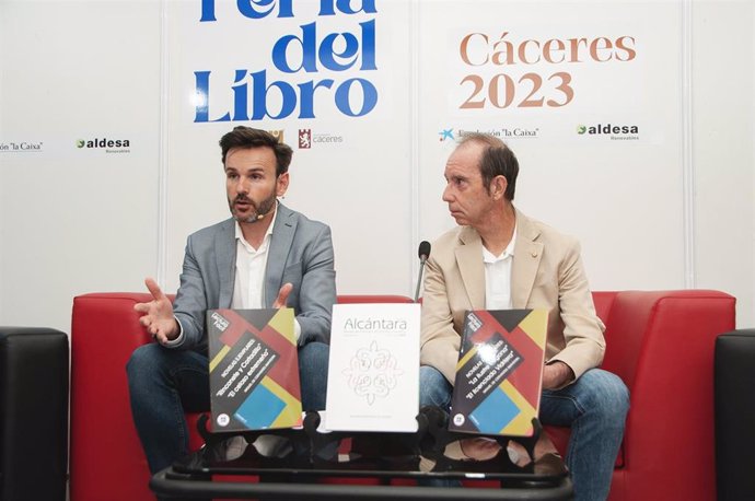 El diptuado de Cultura, Fernando Grande, y el coordinador de la Revista Alcántara, Fernando Ayala, en la Feria del Libro de Cáceres