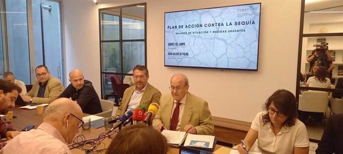 El presidente de Fenacore, Andrés del Campo, y el secretario general de esta organización, Juan Valero de Palma, durante la presentación de su 'Plan de Acción contra la Sequía'.