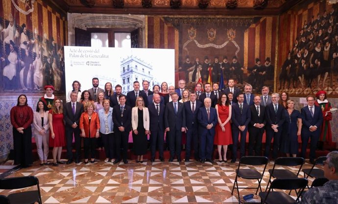 El Consell y los diputados de la Diputación en el acto de Cesión del Palau de la Generalitat