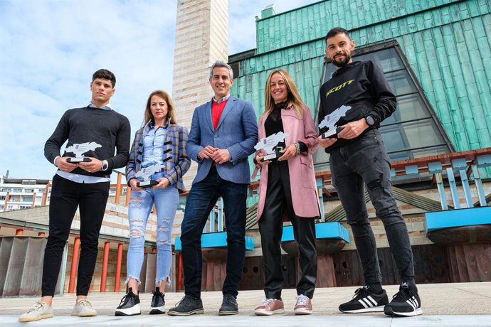 Pablo Zuloaga junto a los atletas Irene Pelayo, Azara García de los Salmones y Borja Fernández y al judoca Aarón González