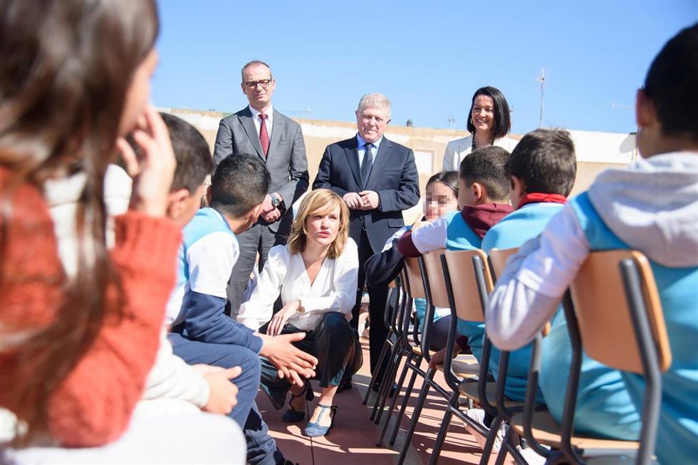Archivo - La ministra de Educación y Formación Profesional, Pilar Alegría, con varios alumnos del colegio durante su visita al CEIP Félix Rodríguez de la Fuente,