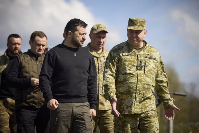 El presidente ucraniano, Volodimir Zelenski, visita a los soldados en la línea de frente. 