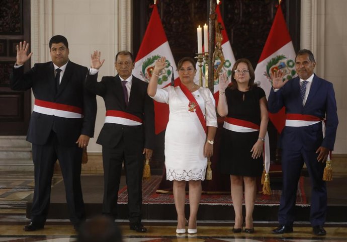 La presidente de Perú Dina Boluarte en la toma de posesión de sus nuevos ministros. El de Trabajo, Antonio Varela Bohórquez; el de Justicia, Daniel Maurate; y la de Educación, Magnet Márquez Ramírez; y el de Comercio y Turismo, Juan Carlos Mathews.