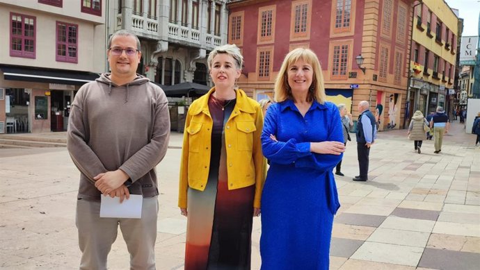 Los concejales del PSOE de Oviedo Marisa Ponga, Lucía Falcón y Diego Valiño.