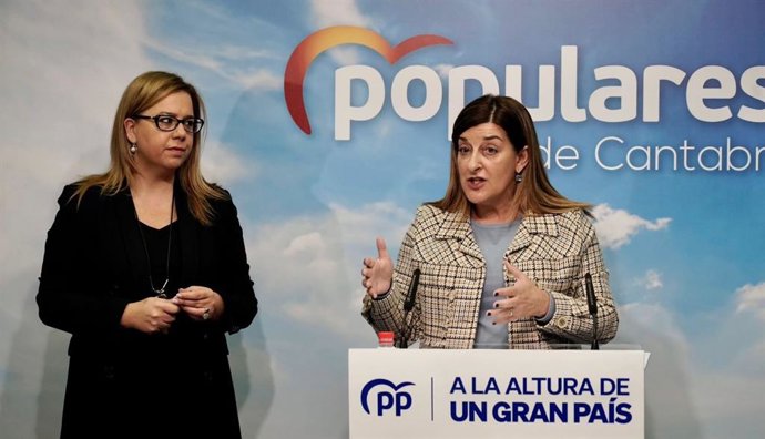 Archivo - La presidenta del PP de Cantabria, María José Sáenz de Buruaga, y la diputada Elena Castillo