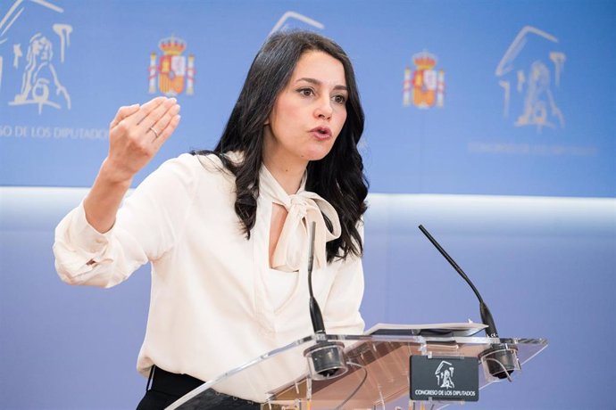 La portavoz de Ciudadanos en el Congreso, Inés Arrimadas, ofrece una rueda de prensa en el Congreso de los Diputados, a 25 de abril de 2023, en Madrid (España). 