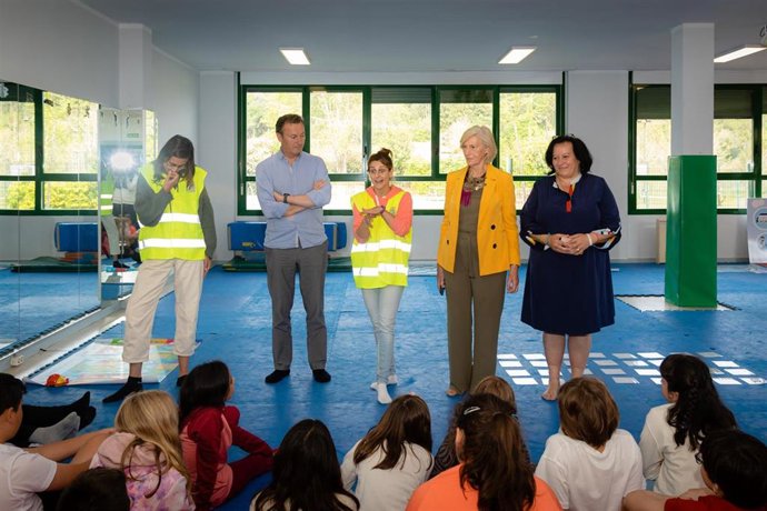 Los consejeros de Educación, Marina Lombó, y de Medio Ambiente, Guillermo Blanco, en su visita al CEIP Santiago Galas.