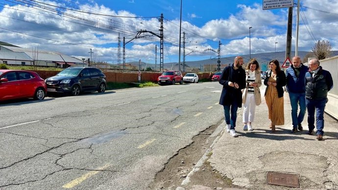 Los candidatos del PRC en Reinosa y Campoo de Enmedio, Daniel Santos y Francisco Javier García, respectivamente, junto a la vicesecretaria de Organización del partido, Paula Fernández, en una visita a la zona donde quieren prolongar la acera