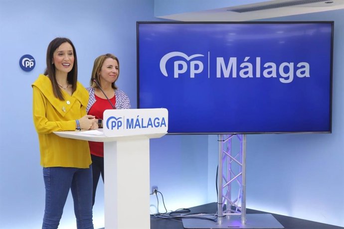 La portavoz del PP de Málaga, Elisa Pérez de Siles, y la vicesecretaria provincial de Sociedad del Bienestar, Lucía Yeves, en rueda de prensa