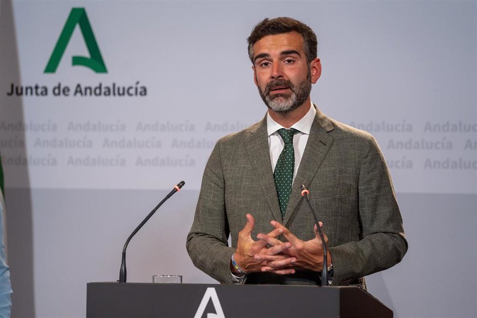 El consejero de Sostenibilidad, Medio Ambiente y Economía Azul y portavoz del Gobierno, Ramón Fernández Pacheco, en la rueda de prensa posterior al Consejo de Gobierno andaluz en el Palacio de San Telmo, a 25 de abril de 2023 en Sevilla (Andalucía, Espa