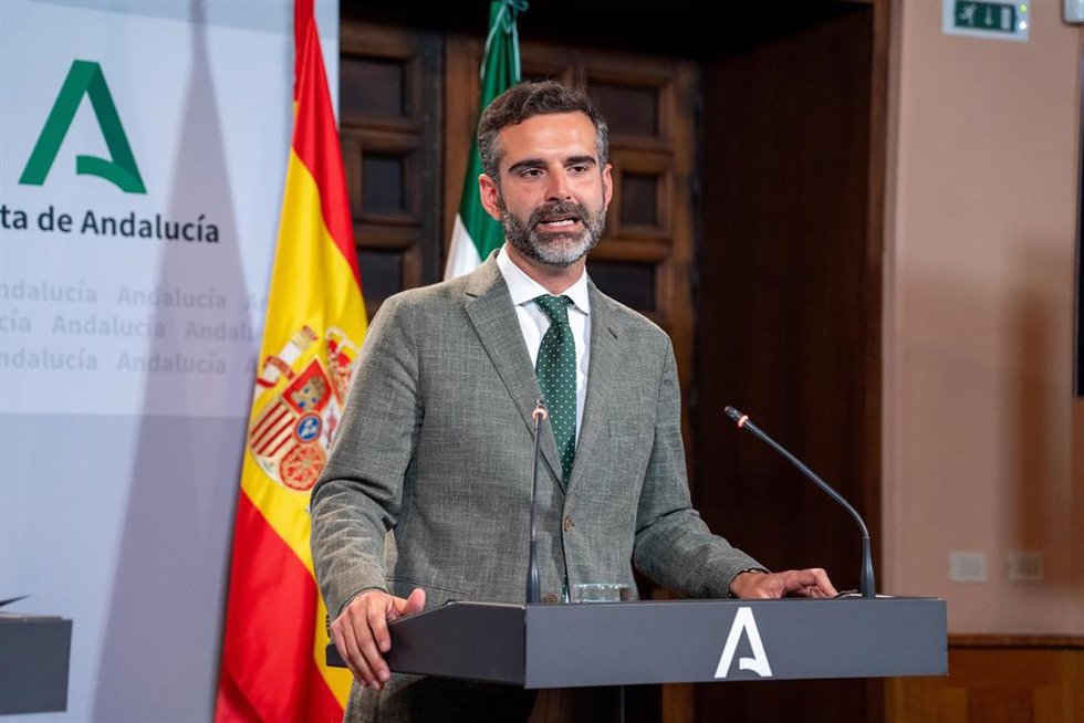 El consejero de Sostenibilidad, Medio Ambiente y Economía Azul y portavoz del Gobierno, Ramón Fernández Pacheco, en la rueda de prensa posterior al Consejo de Gobierno andaluz en el Palacio de San Telmo, a 25 de abril de 2023 en Sevilla (Andalucía, Espa