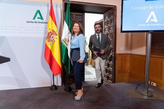 El consejero de Sostenibilidad, Medio Ambiente y Economía Azul y portavoz del Gobierno, Ramón Fernández Pacheco acompañada por la consejera de Agricultura, Agua y Desarrollo Rural Carmen Crespo Díaz, a la llegada a la rueda de prensa posterior al Consej