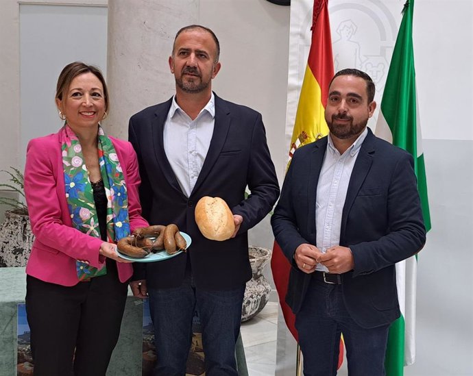 La delegada del Gobierno andaluz en Málaga, Patricia Navarro; el alcalde de Canillas de Aceituno, Vicente Campos, y el primer teniente alcalde, Álvaro Hurtado, presentan el Día de la Morcilla de Canillas de Aceituno