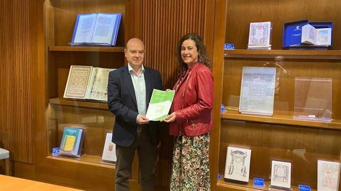 El portavoz de VOX en Aragón, Santiago Morón, y la presidenta del Consejo de Colegios de Farmacéuticos de Aragón, Raquel García.