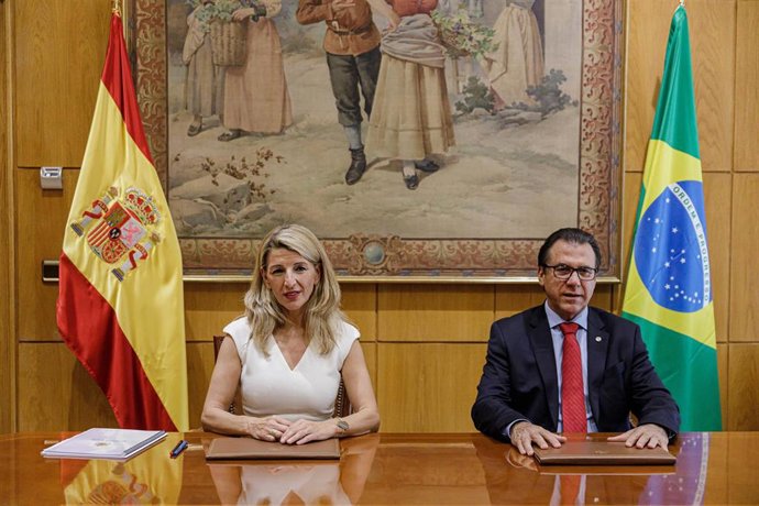 La vicepresidenta primera y ministra de Trabajo y Economía Social, Yolanda Díaz, junto al ministro de Trabajo de Brasil, Luiz Marinho, en la sede del Ministerio