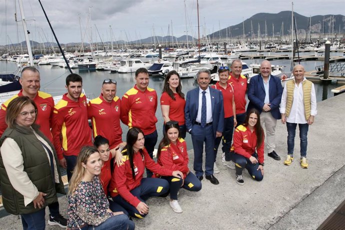 El presidente de Cantabria, Miguel Ángel Revilla, da la bienvenida a la Selección Española de Pesca Submarina concentrada en Laredo