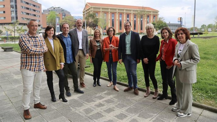 Elixabete Etxanobe con alcaldes y candidatos del PNV en Ezkerraldea y Meatzaldea.