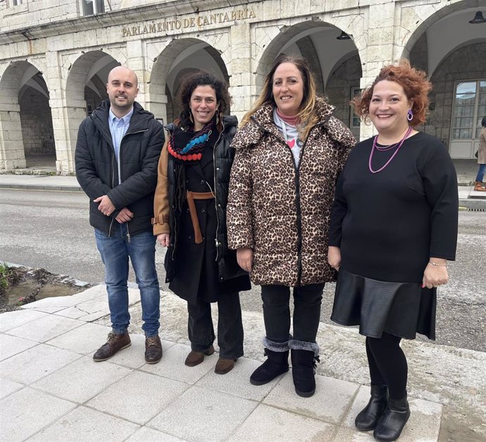 Archivo - De izda a dereche: Israel Ruiz Salmón, coordinador de IU Cantabria; Mónica Rodero (Podemos), candidata a la Presidencia; Carmen Martín (IU), 2 de la lista, y Mercedes González, líder de Podemos 