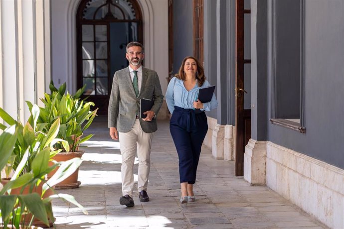 El consejero de Sostenibilidad y portavoz del Gobierno andaluz, Ramón Fernández-Pacheco, y la consejera de Agricultura, Carmen Crespo, antes de la rueda de prensa del Consejo de Gobierno. 