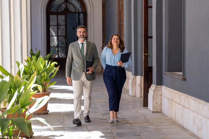 El consejero de Sostenibilidad, Medio Ambiente y Economía Azul y portavoz del Gobierno, Ramón Fernández Pacheco acompañada por la consejera de Agricultura, Agua y Desarrollo Rural Carmen Crespo Díaz, a la llegada a la rueda de prensa posterior al Consej