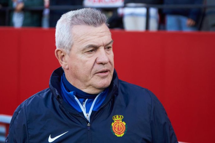 Archivo - El entrenador del Mallorca, Javier Aguirre, antes de un partido de LaLiga Santander 2022-2023.
