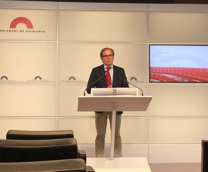 El portavoz de Vox en el Parlament, Joan Garriga, este martes en rueda de prensa en el Parlament