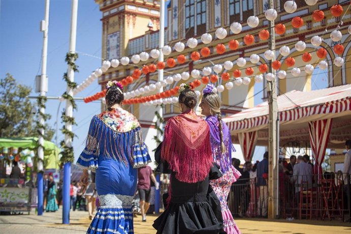 Flamencas pasean por el Real de la Feria.