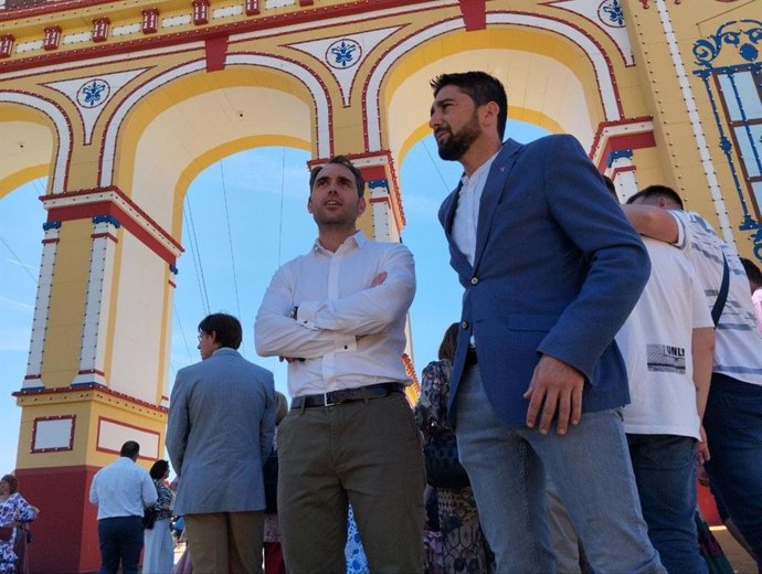El coordinador general de IU Andalucía, Toni Valero, y el candidato de IU-Podemos al Ayuntamiento de Sevilla Ismael Sánchez, este martes en la Feria de Abril de Sevilla.