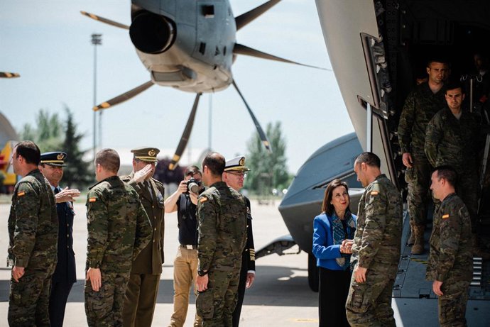 La ministra de Defensa, Margarita Robles, recibe al contingente militar español participante en la operación de rescate de civiles en Sudán, en la base aérea de Torrejón de Ardoz, a 25 de abril de 2023, en Torrejón de Ardoz, Madrid (España). Militares e
