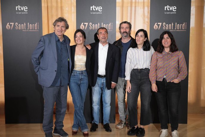 Foto de familia de los asistentes a la rueda de prensa previa a la celebración de la gala de entrega de los 67 Premios RNE de Cinematografía