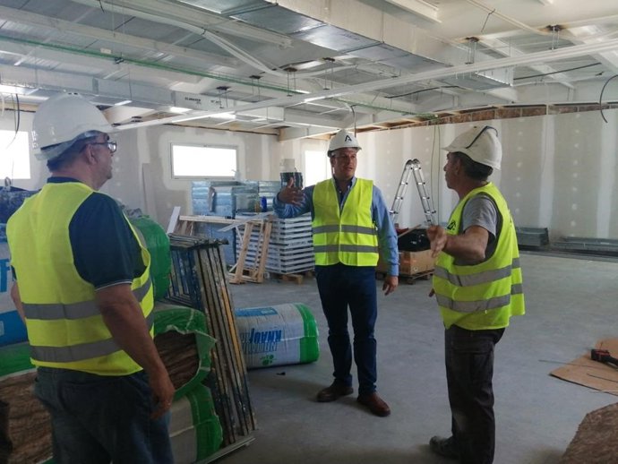 Oscar Curtido en las obras del edificio de actividades complementarias del puerto de Barbate.