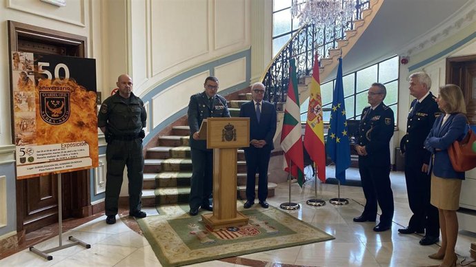 El subdelegado de Gobierno en Bizkaia, Vicente Reyes, y el Coronel Jefe de la Comandancia de la Guardia Civil de Bizkaia, Pascual Segura, en la inauguración de la exposición.