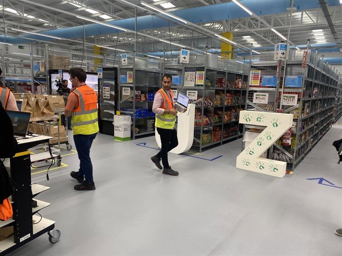 Archivo - Centro operativo de Amazon Fresh en Zaragoza.