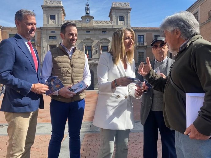 La candidata del Partido Popular a la Alcaldía de Ávila, Alicia García, en el centro.