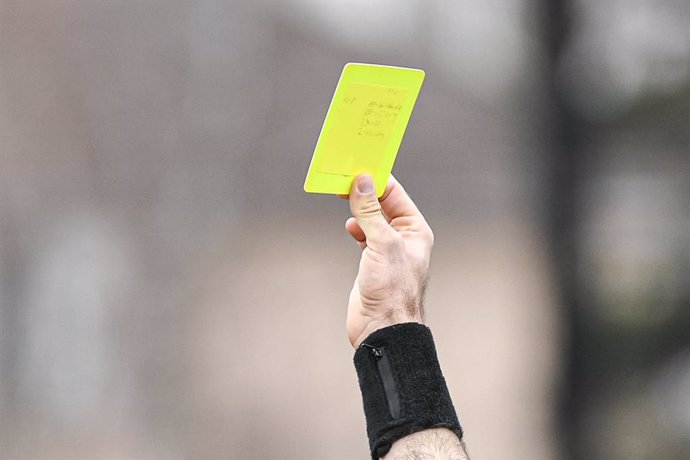 Archivo - Illustration picutre shows the referee's hand gives a yellow card during the UEFA Youth League (U19), Quarter-finals football match between Paris Saint-Germain (PSG) and RB Salzburg (FC) on March 16, 2022 at Georges Lefevre stadium in Saint-Ge