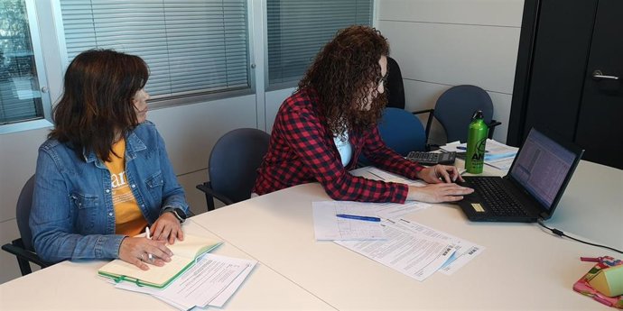 Momento de la publicación de las listas definitivas de los alumnos becados para el verano 2023.