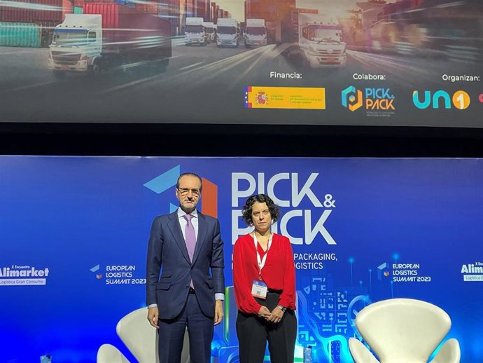 El presidente de UNO, Francisco Aranda, y la subdirectora general de Transporte Aéreo, Verónica Elvira