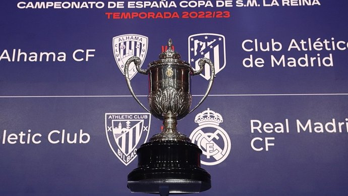 Imagen del trofeo de la Copa de la Reina de fútbol junto a los emparejamientos de la 'Final a Cuatro' de la edición 22-23