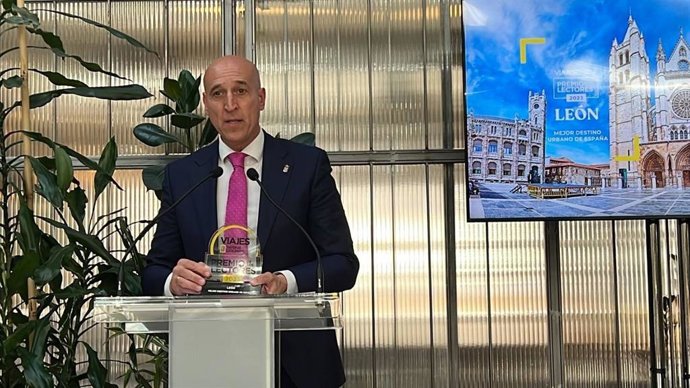 El alcalde de León, José Antonio Diez, durante su intervención en el acto de entrega del premio a la ciudad como 'Mejor Destino Urbano de España'.