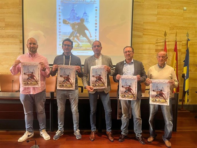 Los alcaldes de San Ildefonso, Samuel Alonso, y Palazuelos, Jesús Nieto, con el director del torneo, Jesús Recio y concejales de Deportes