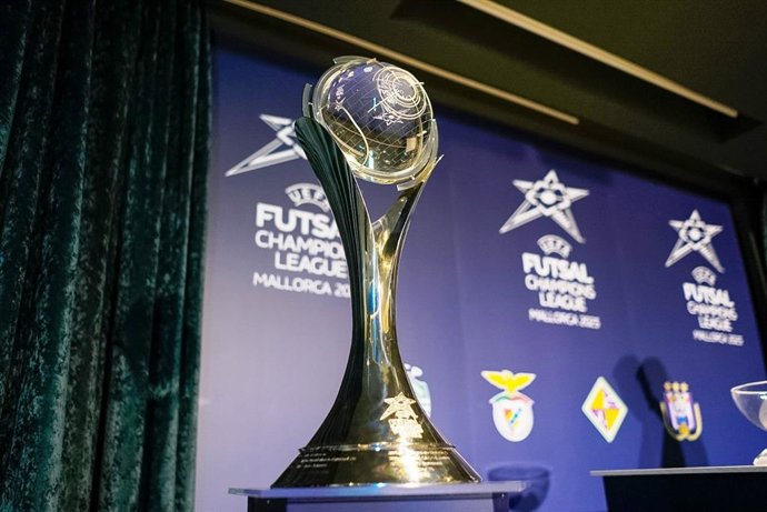 Trofeo de la UEFA Champions League de fútbol sala, que se exhibirá en el Ayuntamiento este miércoles.
