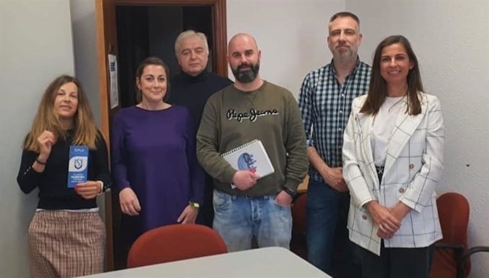 La candidata de Vox a la alcaldía de Oviedo, Sonsoles Peralta, junto a mimebros de su equipo y miembros del sindicato de la Policía Local (SIPLA).