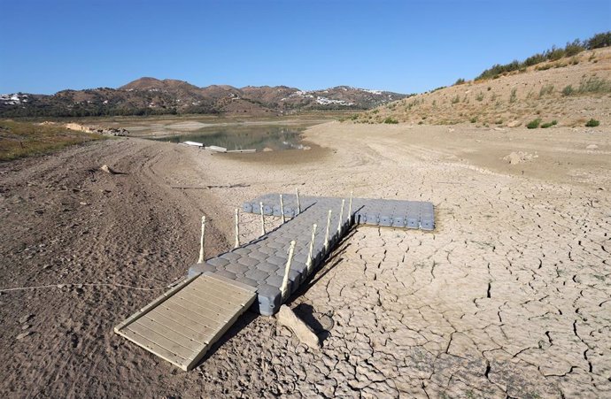 Archivo - El pantano de La Viñuela situado en el término de Vélez Málaga, foto de recurso